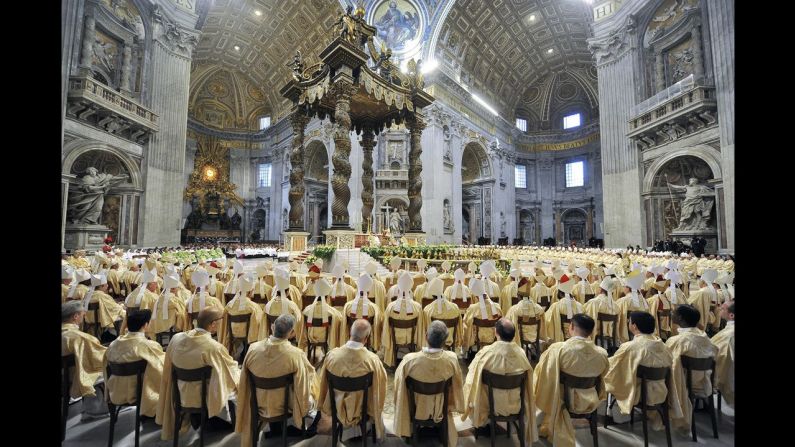 Benedicto celebra una misa al final de un sínodo de obispos católicos en octubre de 2008 en la Basílica de San Pedro en el Vaticano.