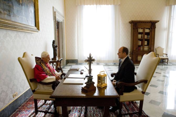 Benedicto se encuentra con el príncipe Alberto II de Mónaco en la biblioteca privada del papa en la Ciudad del Vaticano en diciembre de 2005.