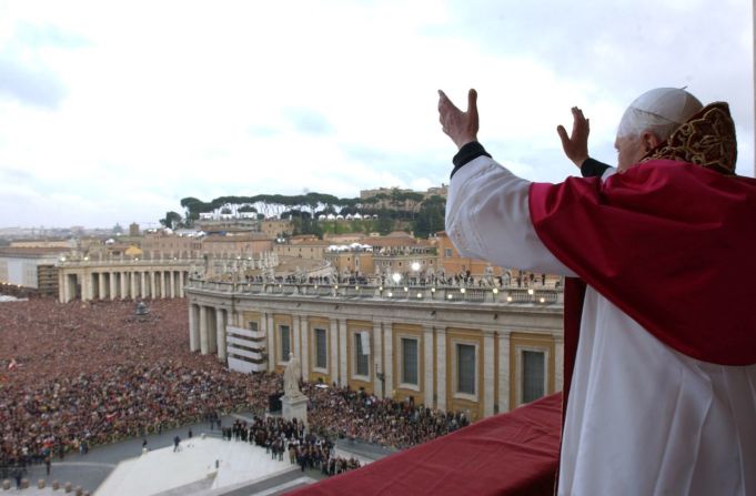 Recién elegido papa, Benedicto XVI hace un gesto a la multitud en la Plaza de San Pedro en la Ciudad del Vaticano el 19 de abril de 2005.