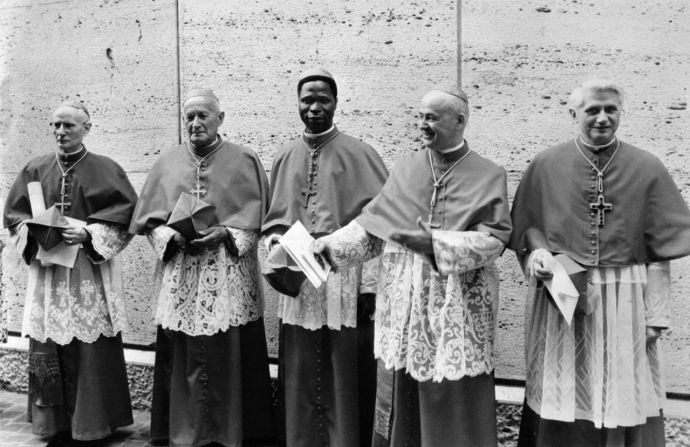 El cardenal Joseph Ratzinger, a la derecha, posa para una fotografía en la Ciudad del Vaticano en junio de 1977 con sus compañeros cardenales, de izquierda a derecha, el cardenal Gappi, el cardenal Tomazek, el cardenal Gantin y el cardenal Benelli. Ratzinger fue nombrado cardenal presbítero de Santa Maria Consolatrice al Tiburtino por el papa Pablo VI en junio de 1977.