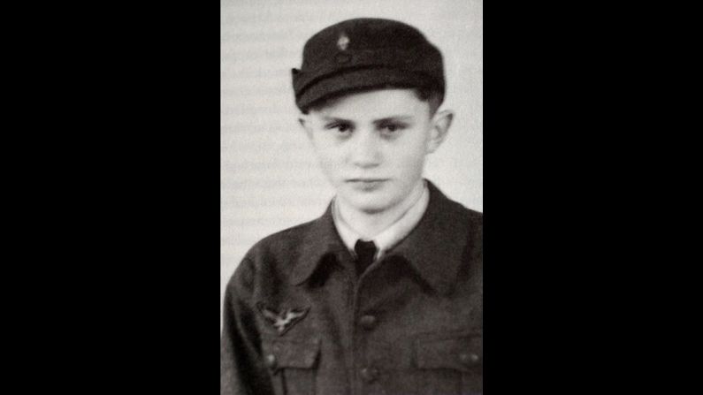 Joseph Ratzinger, quien se convirtió en el papa número 265 en 2005, posa para una foto mientras era asistente de la fuerza aérea alemana en 1943.