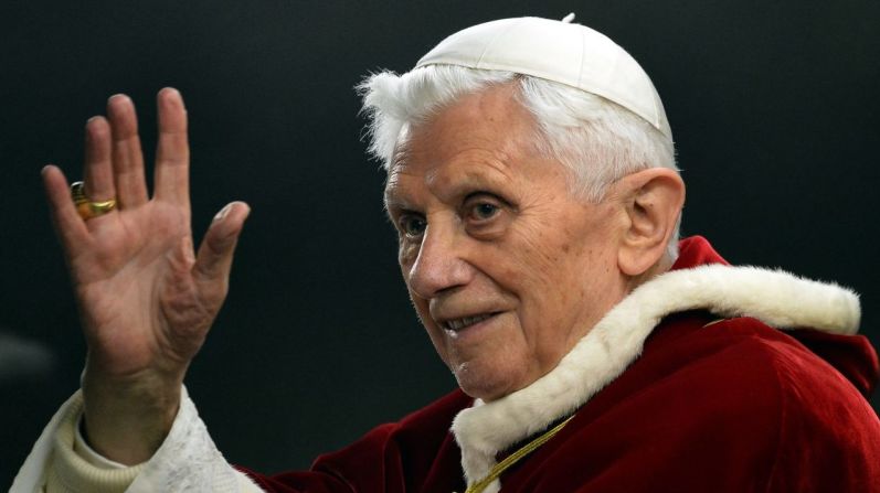 El papa Benedicto XVI saluda en la Plaza de San Pedro en el Vaticano en diciembre de 2012. Benedicto XVI, de 85 años en ese momento, anunció el lunes 11 de febrero de ese año que renunciaría a fines de febrero "por su avanzada edad". El último papa en dimitir fue Gregorio XII en 1415. Falleció el 31 de diciembre de 2022. (ALBERTO PIZZOLI/AFP/Getty Images) →