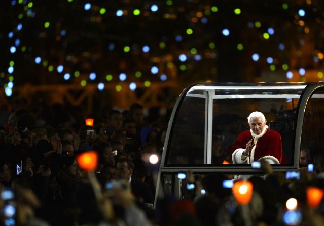 Benedicto, acompañado por el Gran Maestre Matthew Festing de la Orden Soberana y Militar de Malta, a la derecha, le da la mano a una mujer después de la misa en la Basílica de San Pedro para conmemorar el 900 aniversario de la Orden de los Caballeros de Malta el 9 de febrero de 2013 en el Vaticano.