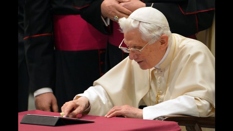 Benedicto hace clic en una tableta para enviar su primer tuit desde su cuenta @pontifex en el Vaticano en diciembre de 2012.