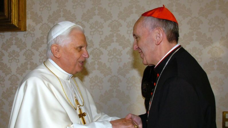 El papa Benedicto XVI se encuentra con el entonces arzobispo de Buenos Aires, el cardenal Jorge Mario Bergoglio, en el Vaticano, el 13 de enero de 2007.