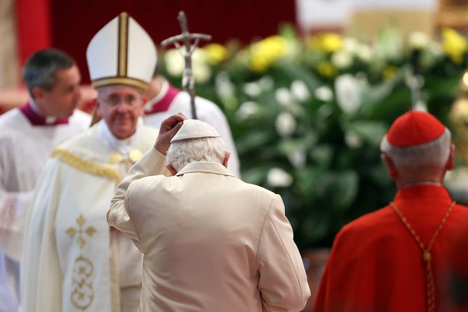 El papa emérito Benedicto XVI es recibido por el papa Francisco después de asistir al Consistorio en la Basílica de San Pedro el 22 de febrero de 2014 en la Ciudad del Vaticano, Vaticano. Diecinueve nuevos cardenales fueron nombrados en una ceremonia en el Vaticano.