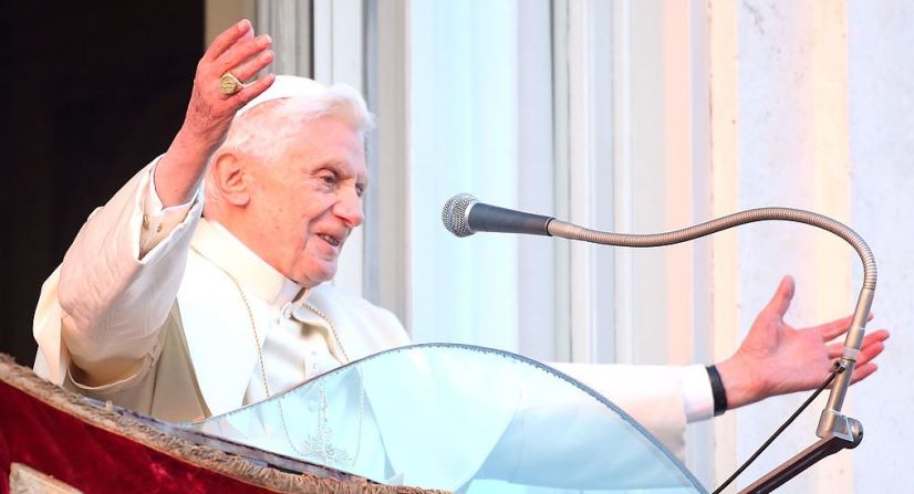 El papa Benedicto XVI saluda a los fieles por última vez como cabeza de la Iglesia católica desde la ventana de Castel Gandolfo donde comenzó su retiro el 28 de febrero de 2013 en Roma, Italia.