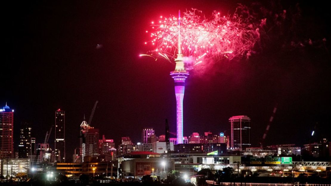 Los fuegos artificiales estallan sobre la Sky Tower en el centro de Auckland cuando comienzan las celebraciones de Año Nuevo en Nueva Zelanda, el domingo 2 de enero de 2020. 1, 2023.