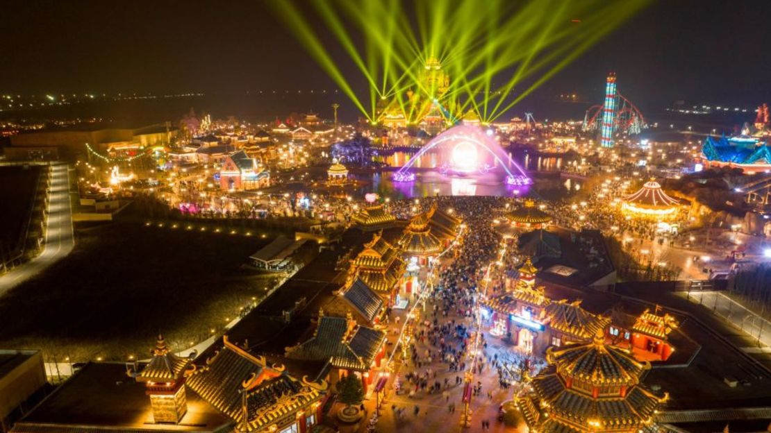 Un espectáculo de luces y fuegos artificiales de Nochevieja atrae a miles de visitantes al West Tour Park en Huai 'an, provincia de Jiangsu, en el este de China, el 31 de diciembre de 2022.