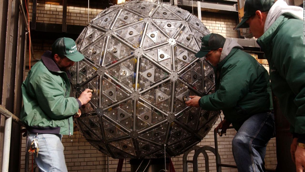 CNNE 1321106 - la caida de la bola en times square, mas de 100 anos de tradicion