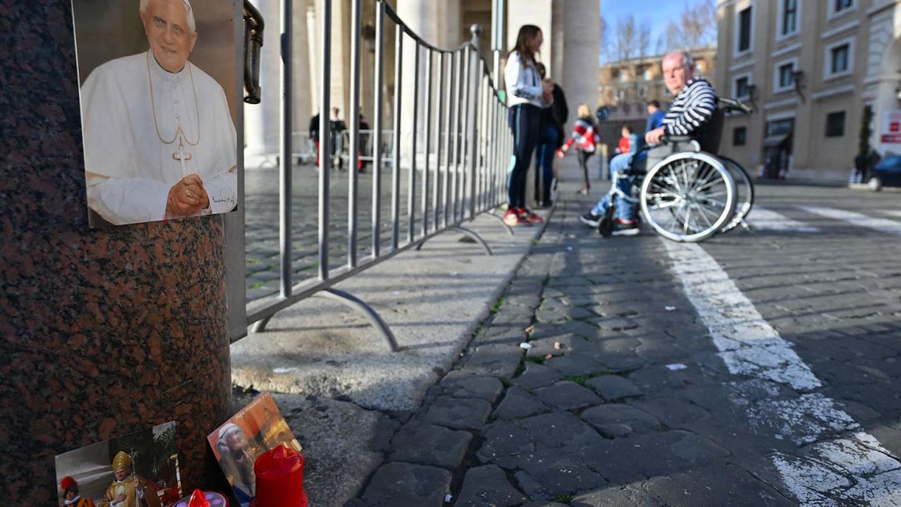 CNNE 1321118 - fieles despiden a benedicto xvi, fallecido a los 95 anos