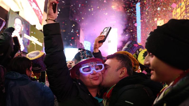 La gente se besa mientras cae confeti para conmemorar el año nuevo en Times Square de Nueva York. Yuki Iwamura/AFP/Getty Images