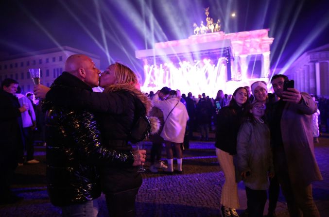 La gente celebra el año nuevo en la Puerta de Brandenburgo en Berlín. Adam Berry/imágenes falsas