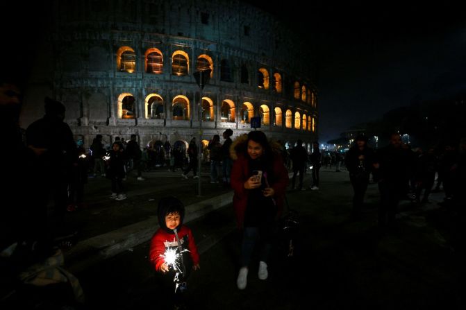 Un niño celebra el año nuevo frente al Coliseo de Roma. Filippo Monteforte/AFP/Getty Images