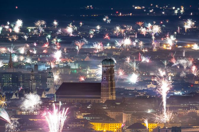 Los fuegos artificiales se ven sobre Munich, Alemania. Lennart Preiss/DPA/Picture-Alliance/AP