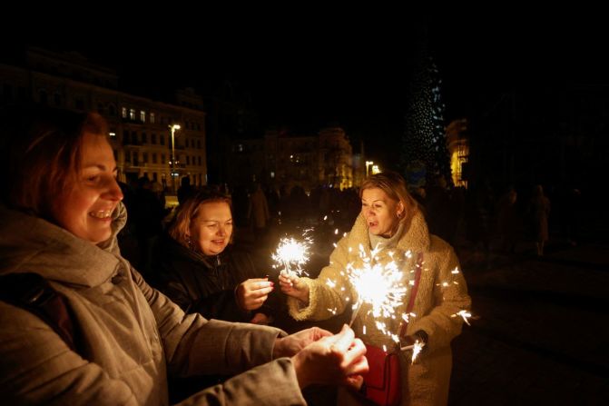 Las mujeres celebran el Año Nuevo frente a la Catedral de Santa Sofía en Kyiv, Ucrania. Valentyn Ogirenko/Reuters