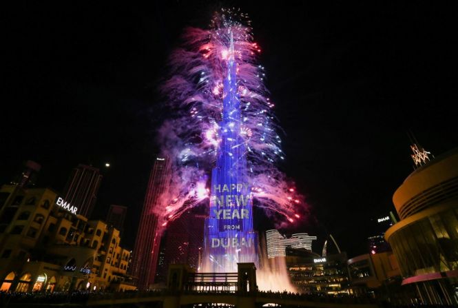 Los fuegos artificiales explotan desde el Burj Khalifa, el edificio más alto del mundo, durante las celebraciones de Nochevieja en Dubái, Emiratos Árabes Unidos. Satish Kumar/Reuters