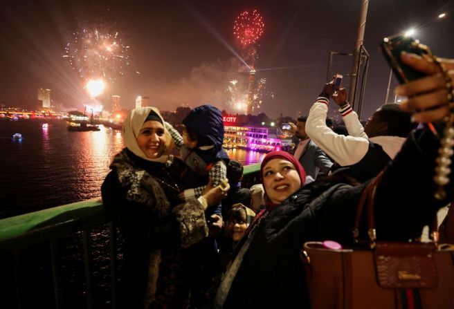 La gente se toma una selfie mientras estallan los fuegos artificiales sobre El Cairo. Mohamed Abd El Ghany/Reuters