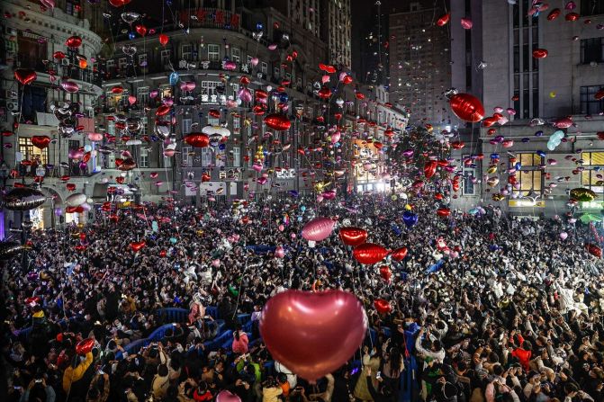 Se sueltan globos para celebrar el año nuevo en Wuhan, China. Getty Images