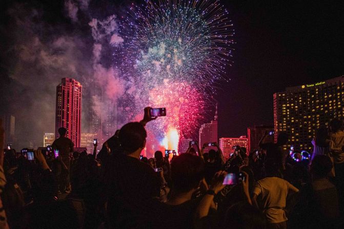 La gente mira los fuegos artificiales en Bangkok, Tailandia. Imágenes Lauren DeCicca/Getty