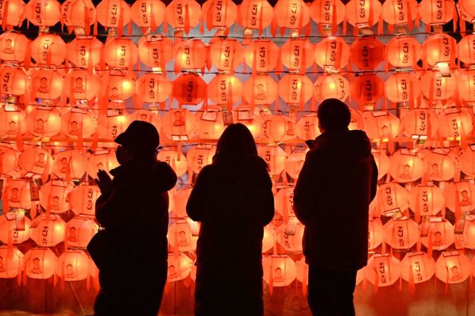 La gente reza frente a las linternas de loto durante las celebraciones en Seúl, Corea del Sur. Jung Yeon-je/AFP/Getty Images