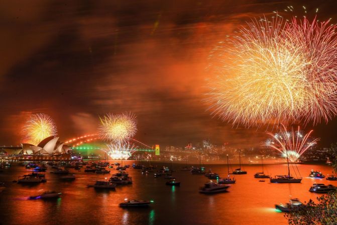 Los fuegos artificiales iluminan el cielo sobre el puerto de Sydney en Australia. Roni Bintang/Getty Images