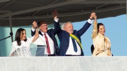 CNNE 1321286 - lula da silva recibe banda presidencial