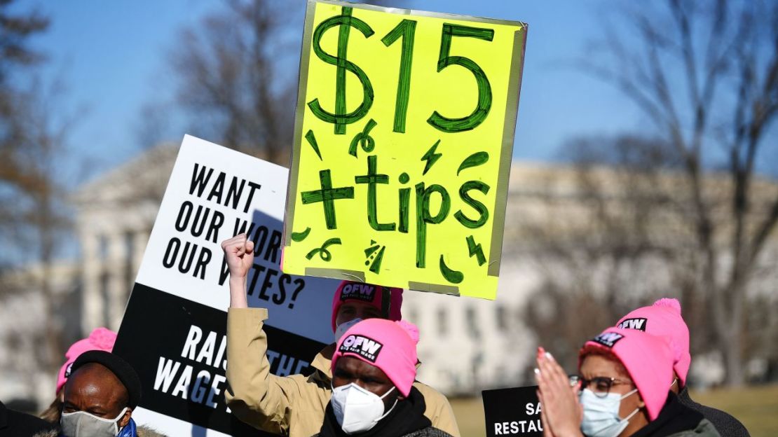 Un activista sostiene una pancarta que exige un salario mínimo de US$ 15 la hora y propinas para los trabajadores de restaurantes durante una manifestación en el Capitolio de EE.UU. el 8 de febrero de 2022.