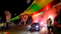 CNNE 1321349 - asi fue el recibimiento del ataud de pele en el estadio de santos