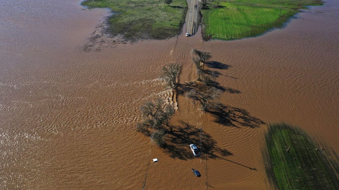 Tres vehículos están sumergidos en Dillard Road al oeste de la autopista 99 en el sur del condado de Sacramento en Wilton, California, el domingo, después de fuertes lluvias en la víspera de Año Nuevo.