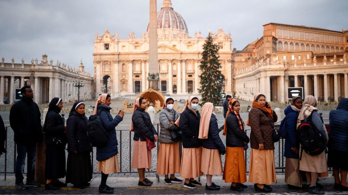 La gente hace cola para entrar a la Basílica de San Pedro para rendir homenaje al papa emérito Benedicto XVI en la Ciudad del Vaticano el 2 de enero de 2023, antes de su funeral el jueves.