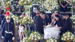 CNNE 1321432 - brasil y el mundo se despiden de pele en su funeral en el estadio de santos