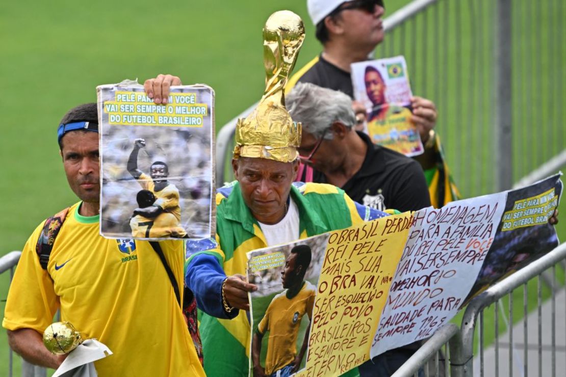 Los fanáticos de la leyenda del fútbol brasileño Pelé asisten a su velatorio en el estadio Urbano Caldeira en Santos, Sao Paulo, Brasil, el 2 de enero de 2023. -