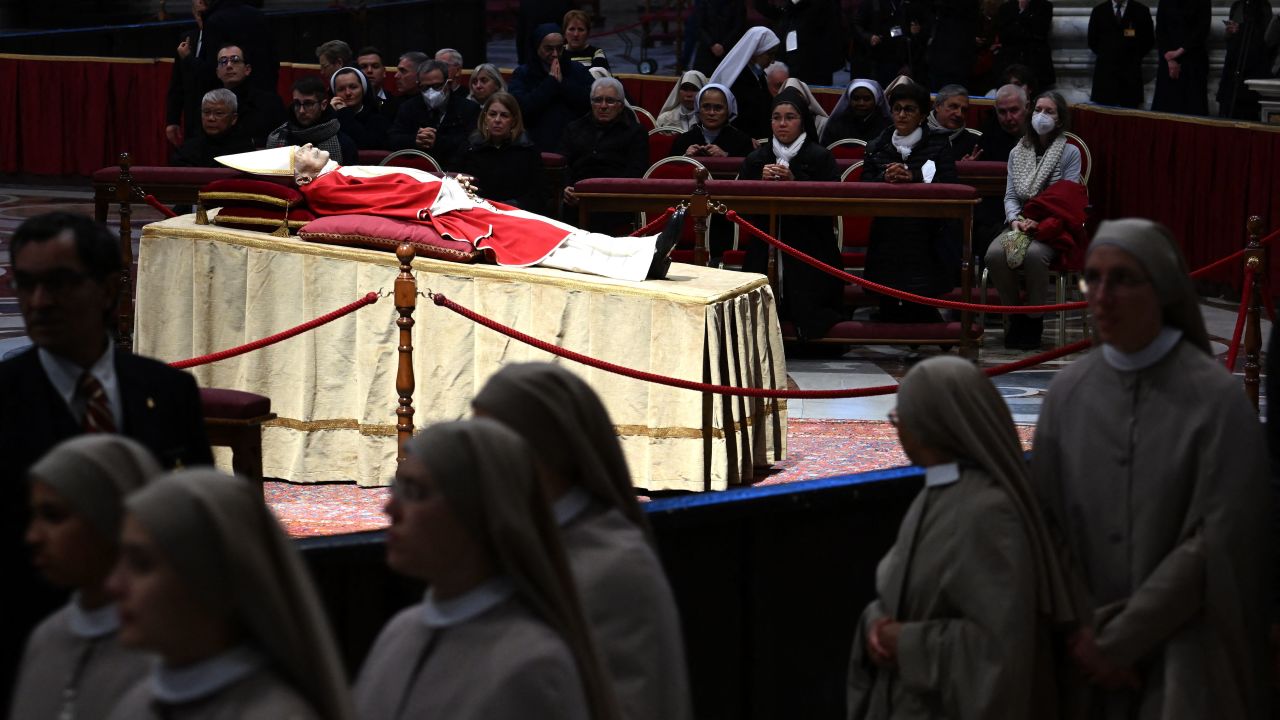 EDITORS NOTE: Graphic content / Faithful pay respect at the body of Pope Emeritus Benedict XVI at St. Peter's Basilica in the Vatican, on January 2, 2023. - Benedict, a conservative intellectual who in 2013 became the first pontiff in six centuries to resign, died on December 31, 2022, at the age of 95. Thousands of Catholics began paying their respects on January 2, 2023 to former pope Benedict XVI at St Peter's Basilica at the Vatican, at the start of three days of lying-in-state before his funeral. (Photo by Filippo MONTEFORTE / AFP)