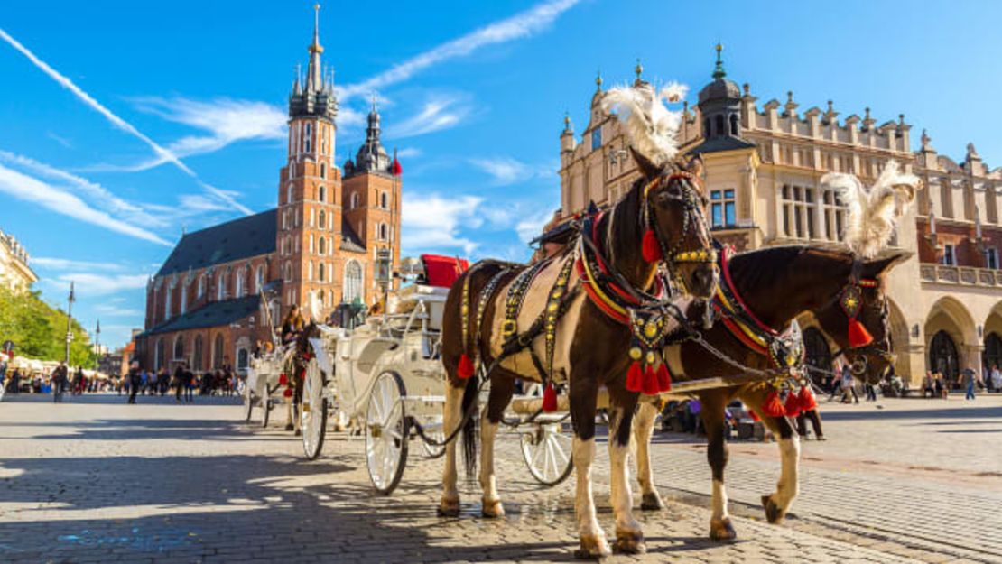 Desde la plaza principal de Cracovia, en la foto, hasta bosques, lagos y montañas, Polonia invita a la exploración. Crédito: Sergii Figurnyi/Adobe Stock