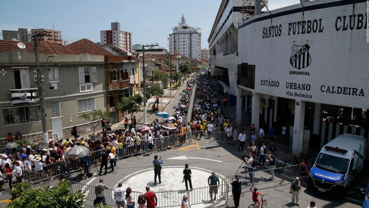 CNNE 1321551 - mar de gente se acerca para despedirse de pele