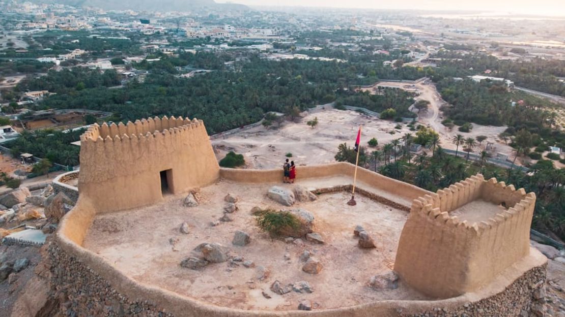 El fuerte de Dhayah, en Ras al Jaima, es uno de los pocos fuertes de colina que quedan en los Emiratos Árabes Unidos. Crédito: creativefamily/Adobe Stock