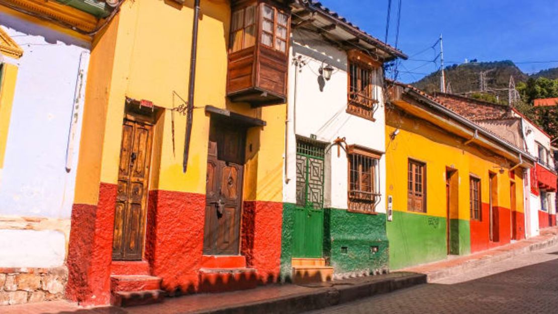 Aunque la ajetreada capital colombiana puede estar abarrotada, también alberga el histórico barrio de La Candelaria. Crédito: Toniflap/Adobe Stock