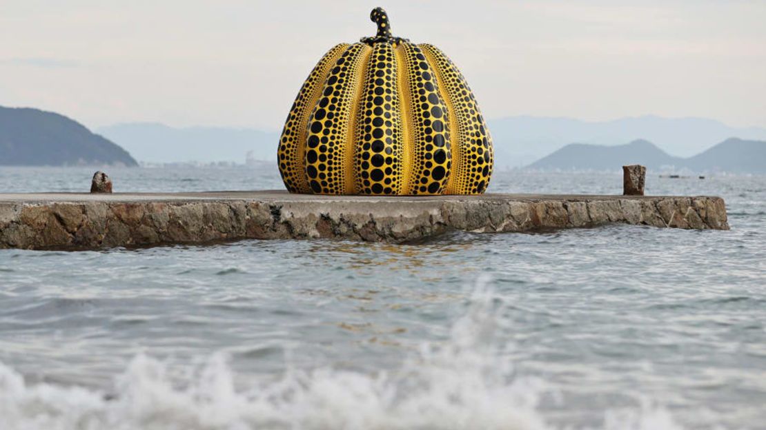 "Calabaza amarilla", creada por la famosa artista Yayoi Kasama, es una de las muestras más preciadas de esta isla llena de arte. Recientemente ha sido reinstalada tras haber sido arrastrada por una tormenta. Crédito: Makoto Kondo/AP
