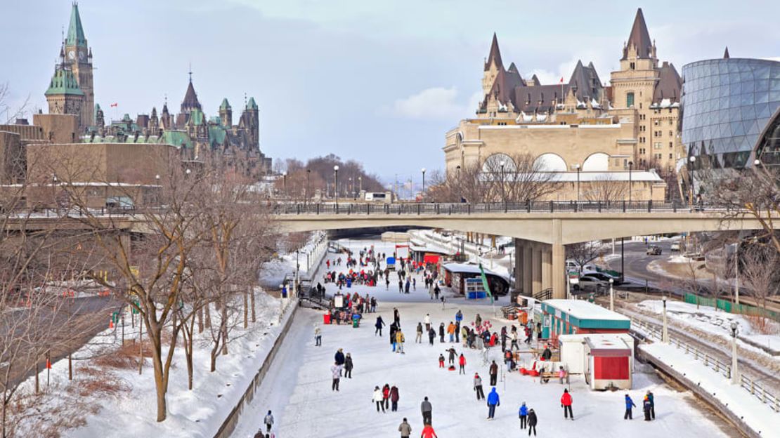 En invierno, el congelado Canal Rideau de Ottawa se convierte en la pista de hielo más grande del mundo. Crédito: vlad_g/Adobe Stock