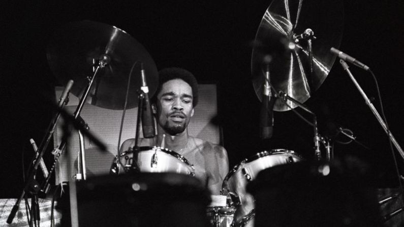 Fred White, baterista de la banda clásica de la década de 1970 Earth, Wind & Fire, murió el 2 de enero, según una publicación de Instagram de su hermano mayor y excompañero de banda, Verdine White. Tenía 67 años. Con la banda, White ganó seis premios Grammy y fue nominado un total de 13 veces. En el año 2000, Earth, Wind & Fire fue incluido en el Salón de la Fama del Rock & Roll.