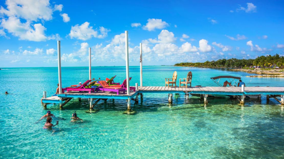 La isla más grande de Belice, Ambergris Caye, presume de playas idílicas y submarinismo de categoría mundial. Pero las selvas del interior y las ruinas arqueológicas también merecen una visita. Crédito: Ogallegos84/Alamy Stock Photo