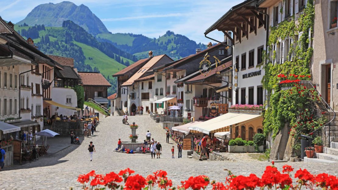 Hogar del recién coronado mejor queso del mundo, Gruyères también ofrece senderismo y una ciudad medieval de postal. Crédito: Hiroshi Higuchi/The Image Bank RF/Getty Images