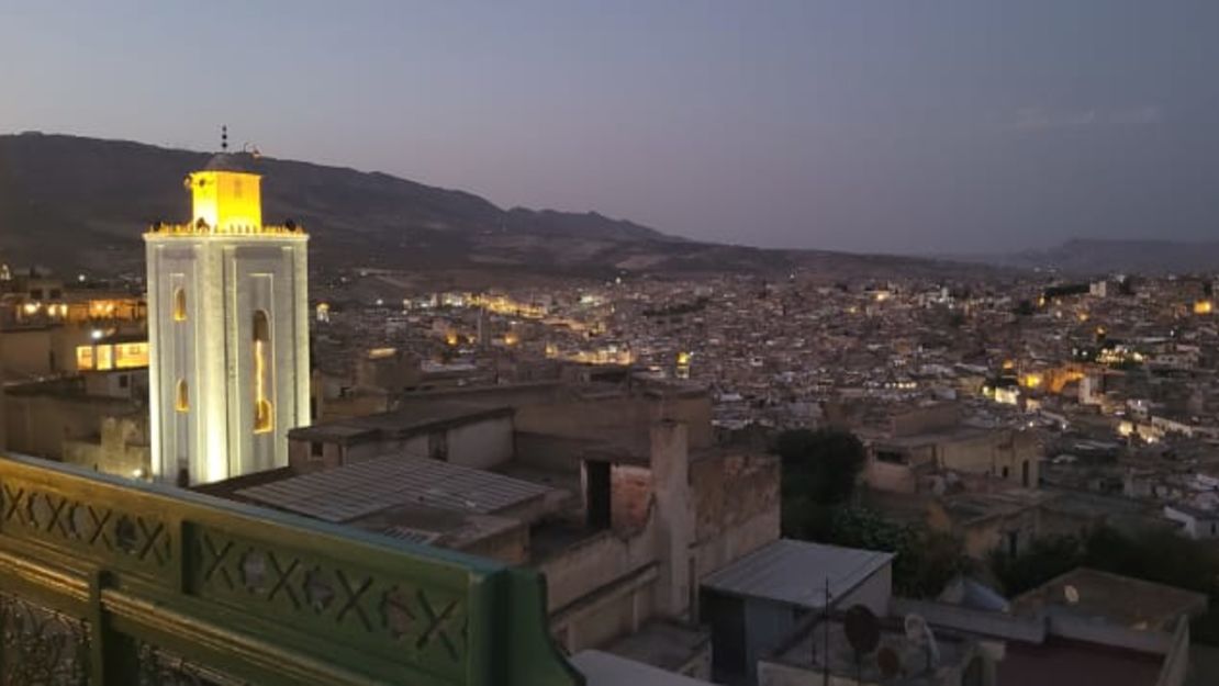 Una foto de Fez al atardecer, tomada desde el tejado de un riad de la ciudad marroquí. Crédito: Tim Curran/CNN