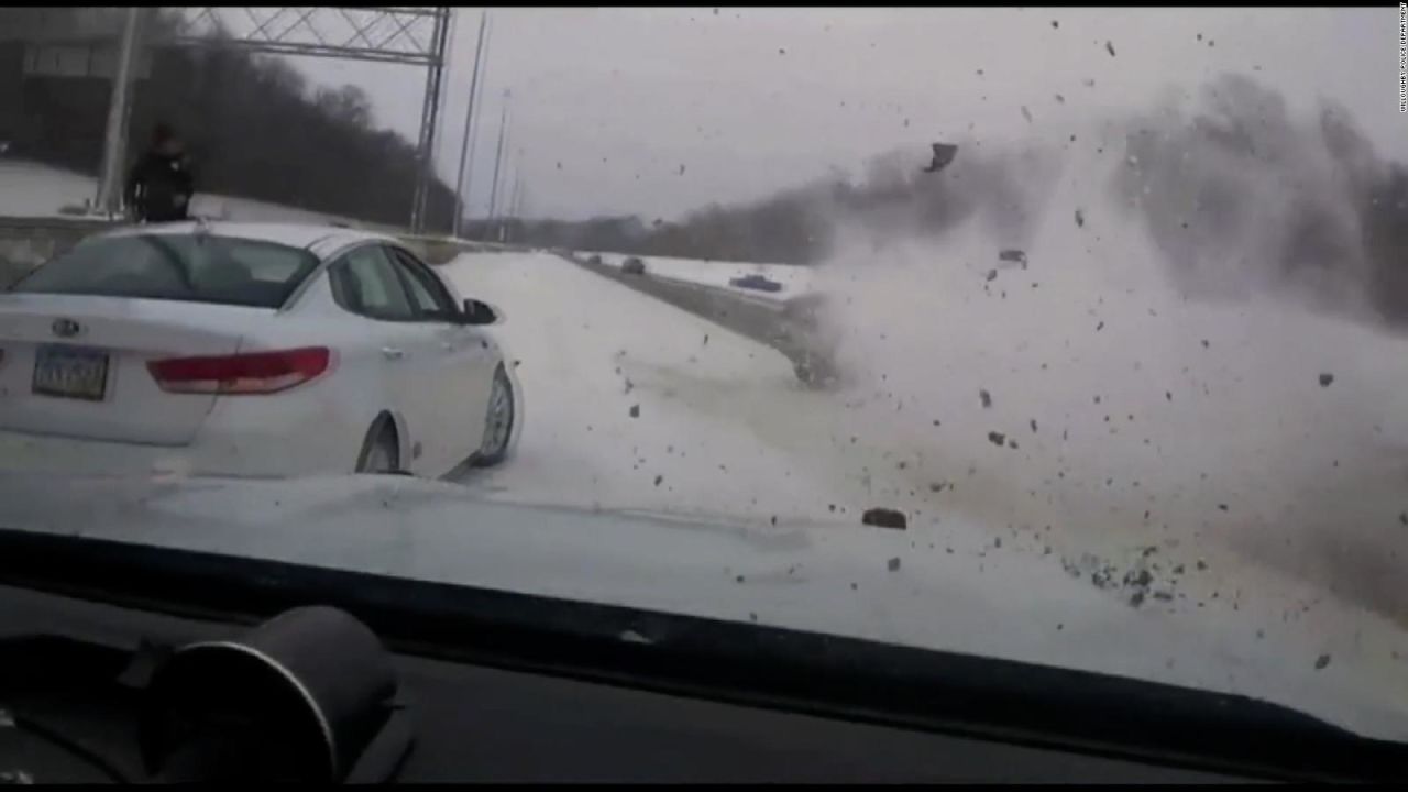 CNNE 1321849 - policia se salva de ser atropellado en una carretera