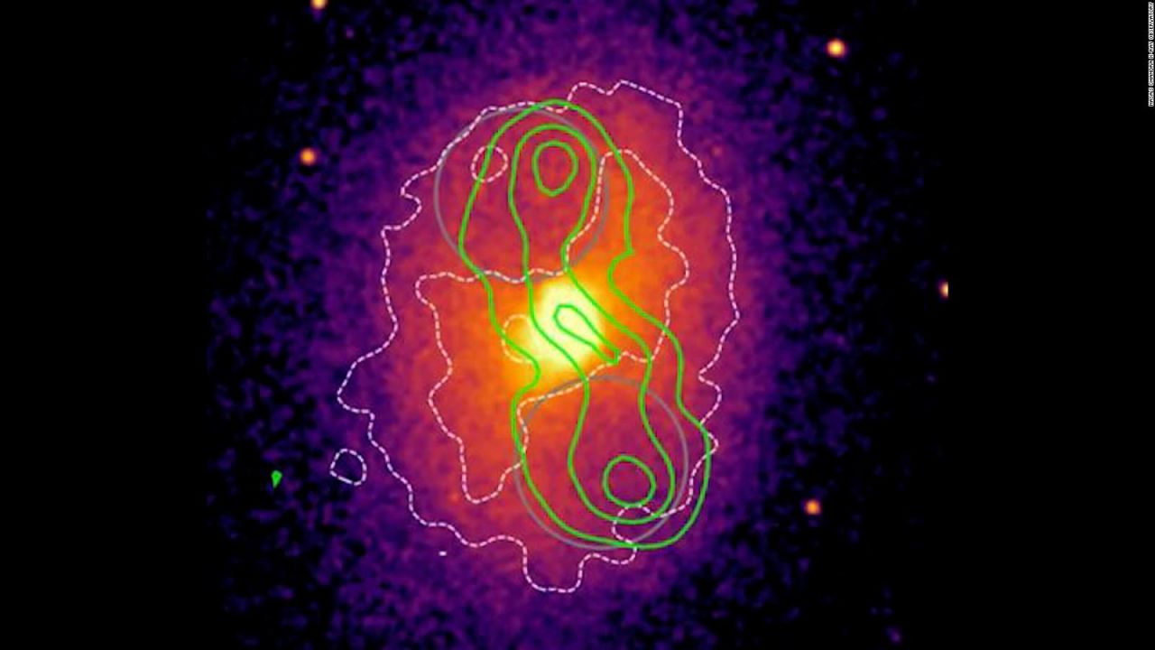 CNNE 1321855 - yt head- hallazgo espacial- agujero negro expulsa energia y burbujas cosmicas