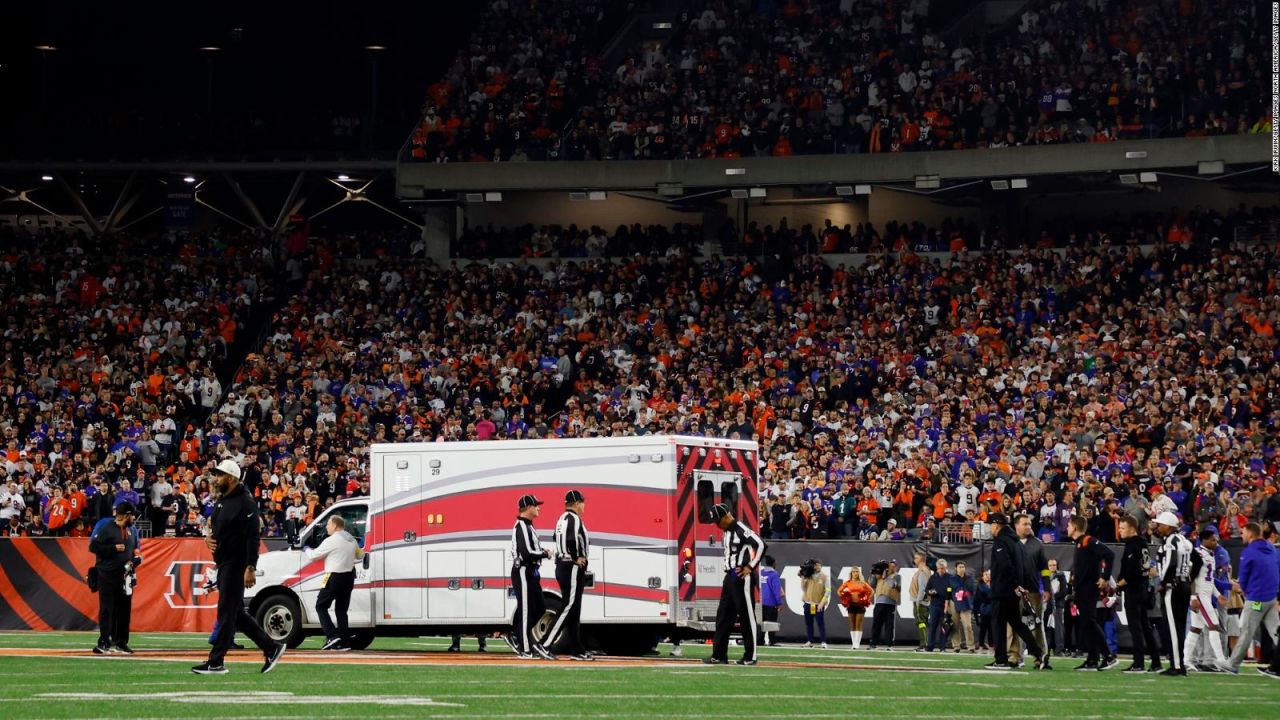 CNNE 1321857 - jugador de los bills de buffalo se derrumba en el campo de juego