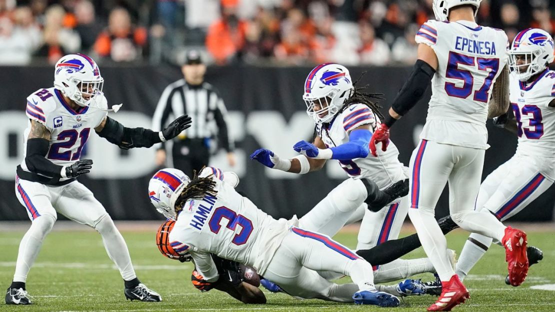 Hamlin choca con el receptor abierto de los Bengals de Cincinnati, Tee Higgins, momentos antes de su colapso.