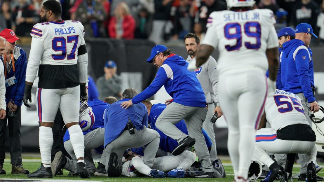 Damar Hamlin es examinado después de colapsar en el campo en el primer cuarto del partido del lunes por la noche entre los Bills de Buffalo y los Bengals de Cincinnati.