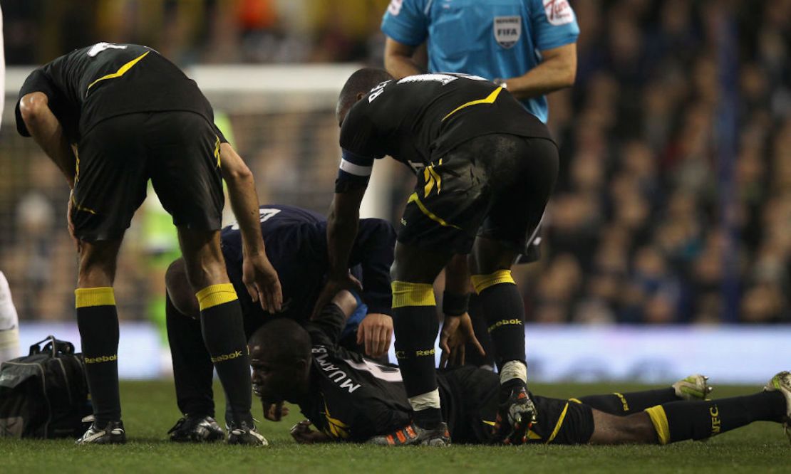 El futbolista Fabrice Mumba se desplomó en la cancha durante el partido de la sexta ronda de la Copa FA entre Tottenham Hotspur y Bolton Wanderers en White Hart Lane el 17 de marzo de 2012 en Londres, Inglaterra.